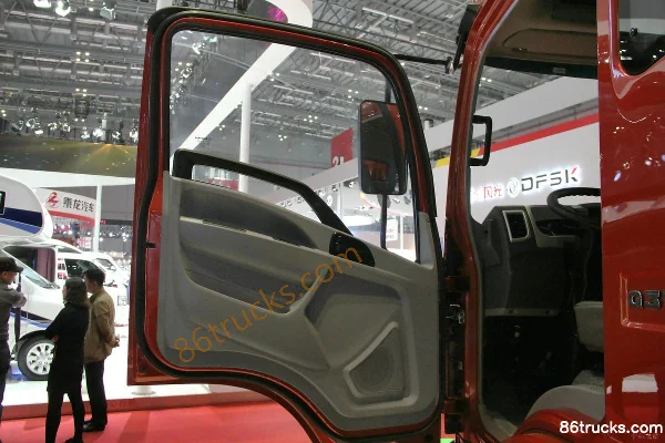 Sinotruk HOWO Tongshuai Heavy-Duty Edition 210 hp 4X2(6 wheels) 5.75m semi-crew cab van cargo truck (1) | 86Trucks