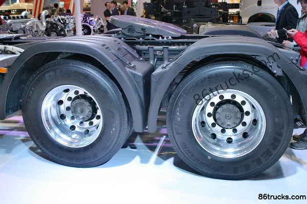Sinotruk HOWO T7H Heavy Truck 440 hp 6X4(10 wheels) Tractor Truck (MCY11 Rear Axle) Cab (3) | 86Trucks