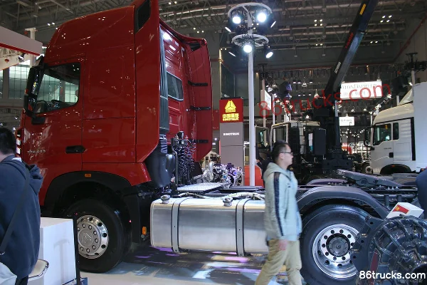 Sinotruk HOWO T7H Heavy Truck 440 hp 6X4(10 wheels) Tractor Truck (MCY11 Rear Axle) Cab (1) | 86Trucks