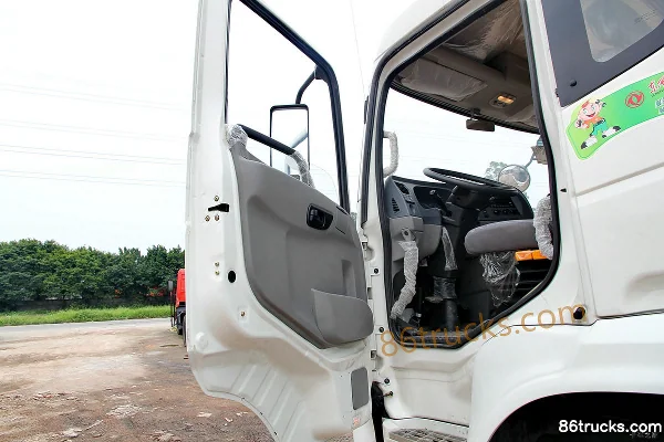 Dongfeng Teshang heavy truck 210hp 6X2(8 wheels) 8.6m van cargo truck (EQ5256XXYF) Cab (2) | 86Trucks