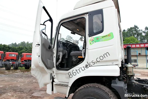 Dongfeng Teshang heavy truck 210hp 6X2(8 wheels) 8.6m van cargo truck (EQ5256XXYF) Cab (1) | 86Trucks