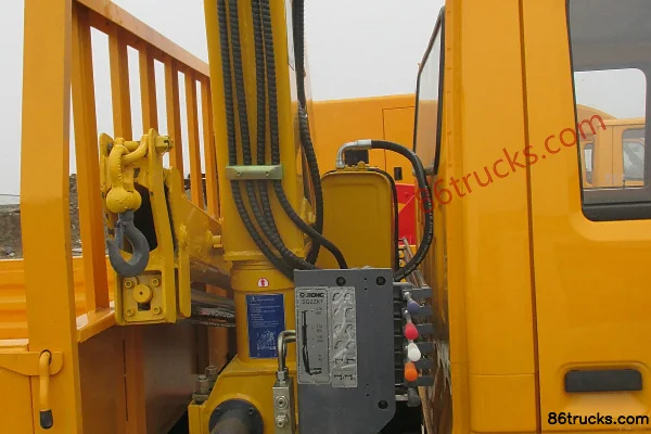 JMC Classic Shunda 109 hp 4X2(6 wheels) double-long truck-mounted crane (XCMG brand) Cab (1) | 86Trucks