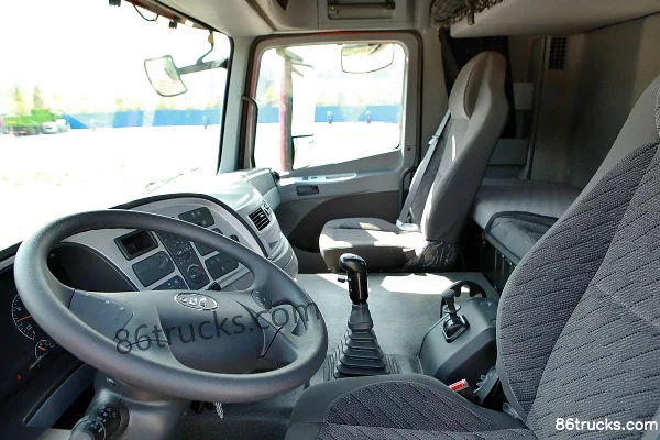 Foton AumanGTL 6 Series Heavy Truck Mountain Type 350 hp 8X4(12 wheels) 9.5m Van Cargo Truck Cab (1) | 86Trucks
