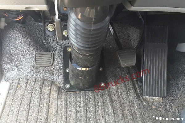 Sinotruk Haoman H3 130 hp 4X2(6 wheels) 4.2m dump truck Cab (3) | 86Trucks