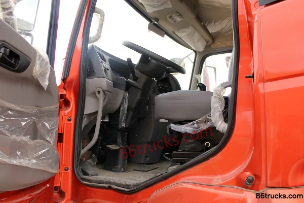 Dongfeng Yuhu Medium Truck 190 hp 6X2(8 wheels) 7.2m stake truck (EQ5253CCYF1) Cab (3) | 86Trucks