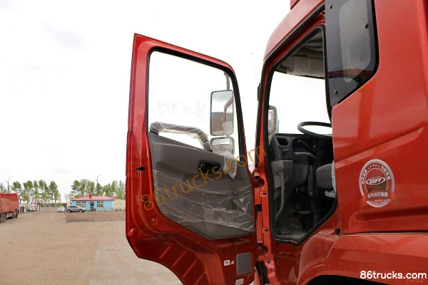 Dongfeng Yuhu Medium Truck 190 hp 6X2(8 wheels) 7.2m stake truck (EQ5253CCYF1) Cab (1) | 86Trucks