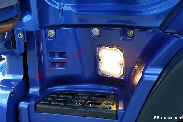 Foton Ruivo Medium Truck 180hp 4X2(6 wheels) 6.7m Flatbed Cargo Truck Cab (1) | 86Trucks