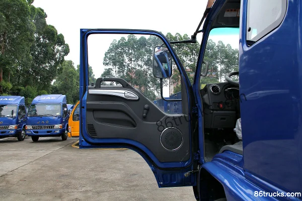 JAC Junling E7 154 hp 4X2(6 wheels) 6.8m single-row cargo truck chassis Cab (1) | 86Trucks