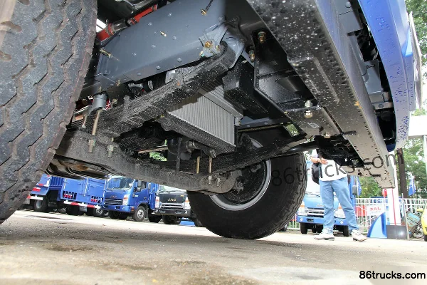 JAC Junling E7 154 hp 4X2(6 wheels) 6.8m single-row cargo truck chassis (3) | 86Trucks