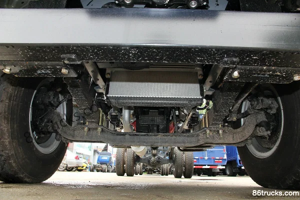 JAC Junling E7 154 hp 4X2(6 wheels) 6.8m single-row cargo truck chassis (1) | 86Trucks