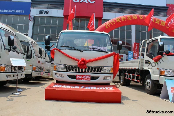 JAC Junling H330 130 ch 4X2(6 roues) camion léger plateau à cabine simple 4,18 m (blanc) Extérieur (2) | 86Trucks