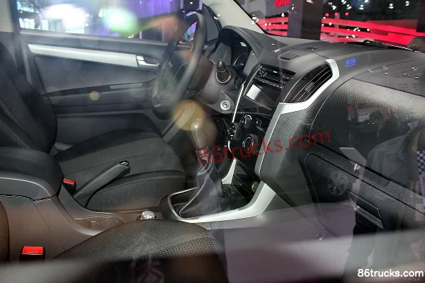 Jiangxi Isuzu D-MAX Super Deluxe 2.5L diesel 4WD double cab pickup (6) | 86Trucks