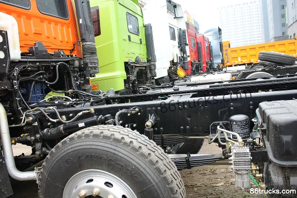 Hualing Zhi Xing tracteur routier 336 ch 6X2(8 roues) Châssis (2) | 86Trucks
