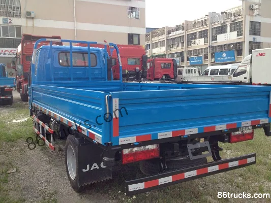 JAC Kangling 33 Medium Body 102 hp 4X2(6 wheels) 3.8m Extended Cab Flatbed Light Truck Exterior (3) | 86Trucks