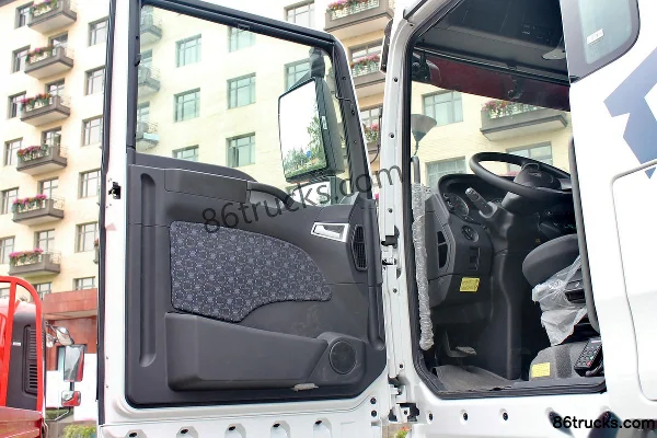 Sinotruk Sitrak C7H Heavy Truck 440 hp 6X2R Tractor Truck (ZZ4256V323HD1/U7GB-A) Cab (1) | 86Trucks