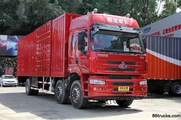 Dongfeng Liuqi Chenglong M5 heavy truck 270 hp 6X2(8 wheels) 9.6m van cargo truck Exterior