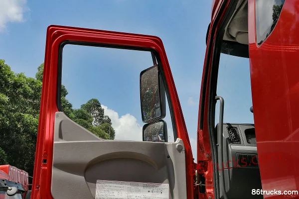 Dongfeng Liuqi Chenglong M5 heavy truck 270 hp 6X2(8 wheels) 9.6m van cargo truck Cab (3) | 86Trucks