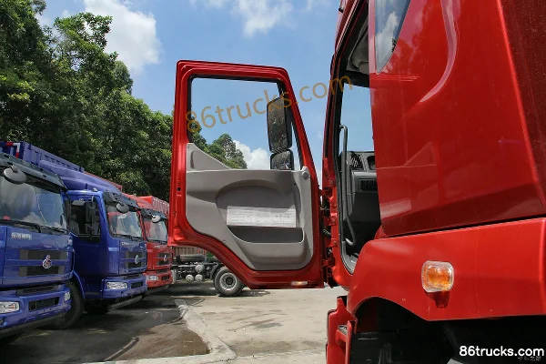 Dongfeng Liuqi Chenglong M5 heavy truck 270 hp 6X2(8 wheels) 9.6m van cargo truck Cab (2) | 86Trucks