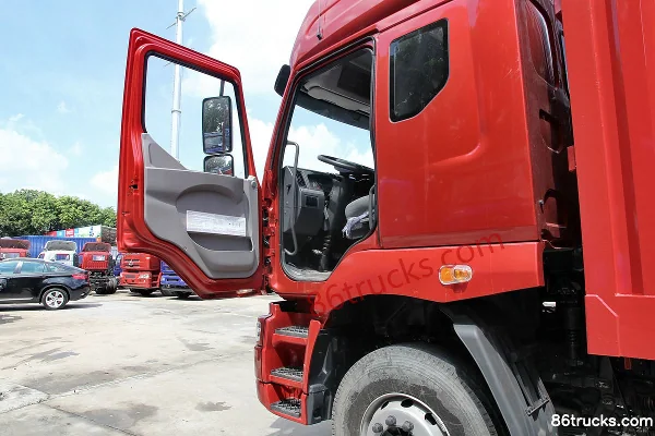 Dongfeng Liuqi Chenglong M5 heavy truck 270 hp 6X2(8 wheels) 9.6m van cargo truck Cab (1) | 86Trucks