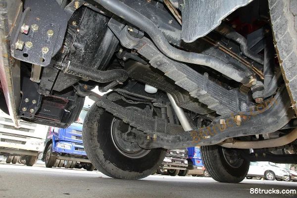 Dongfeng Liuqi Chenglong M5 heavy truck 270 hp 6X2(8 wheels) 9.6m van cargo truck Chassis (3) | 86Trucks