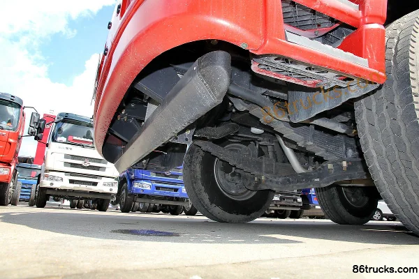 Dongfeng Liuqi Chenglong M5 heavy truck 270 hp 6X2(8 wheels) 9.6m van cargo truck Chassis (2) | 86Trucks