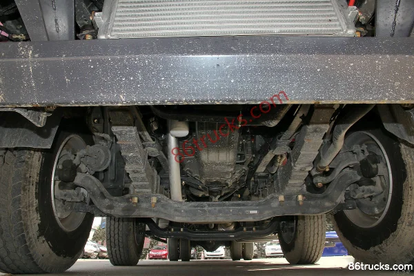 Dongfeng Liuqi Chenglong M5 heavy truck 270 hp 6X2(8 wheels) 9.6m van cargo truck Chassis (1) | 86Trucks