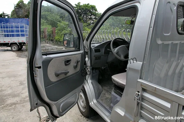 Jinbei T20 2021 Comfort 85hp 4X2(6 wheels) 1.2L gasoline 2.5m single-row flatbed micro truck (China VI) Cab (2) | 86Trucks