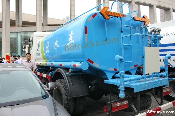 SHACMAN Commercial Vehicle Xuande X6 160 hp 4X2(6 wheels) Water Sprinkler Truck Exterior (3) | 86Trucks