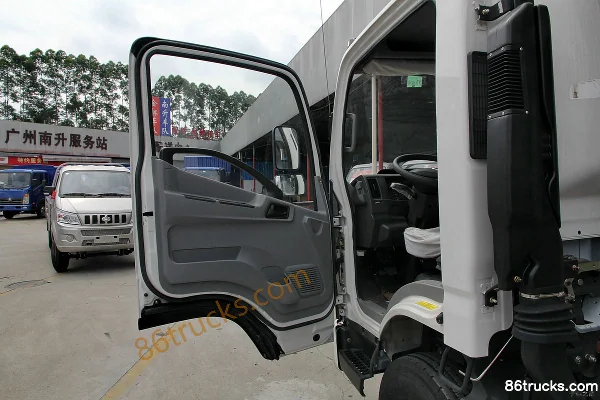 Jinbei Yunying 108hp 4X2(6 wheels) 4.17m Single Row Van Truck Cab (1) | 86Trucks