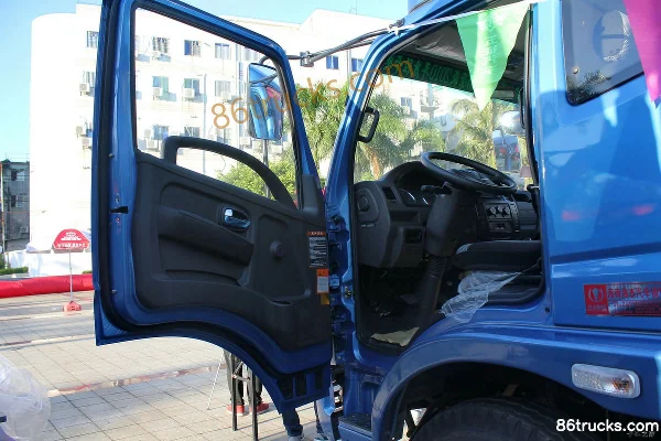 Feidi D3 Series 130hp 4X2(6 wheels) 5.7m Semi-row Stake Light Truck (Yangchai) Cab (2) | 86Trucks