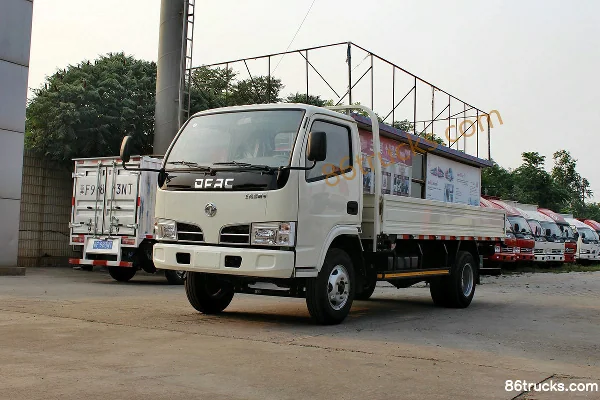 Dongfeng Duolika D6 115 hp 4X2(6 wheels) 4.15m Single Row Flatbed Light Truck Exterior (3) | 86Trucks