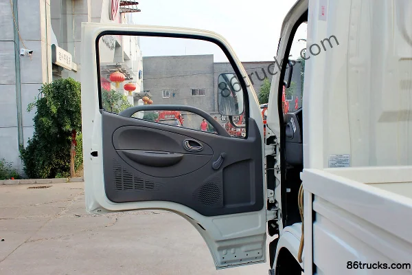 Dongfeng Duolika D6 115 hp 4X2(6 wheels) 4.15m Single Row Flatbed Light Truck Cab (1) | 86Trucks