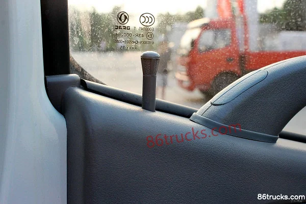 Dongfeng Duolika D5 68hp 4X2(6 wheels) 3.4m single-row flatbed light truck Cab (3) | 86Trucks