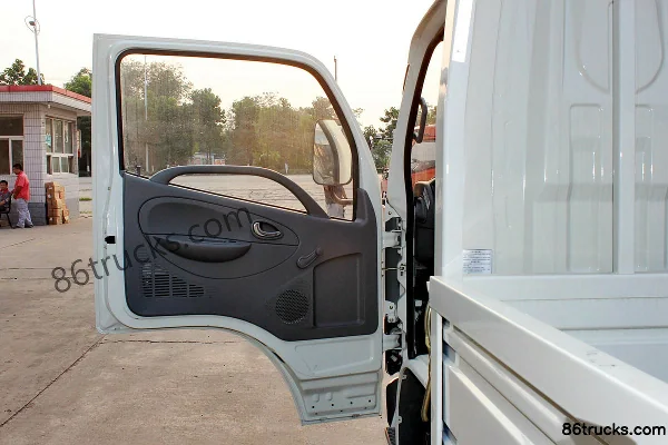 Dongfeng Duolika D5 68hp 4X2(6 wheels) 3.4m single-row flatbed light truck Cab (1) | 86Trucks