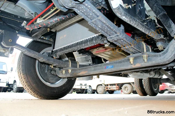 Dongfeng Duolika D5 68hp 4X2(6 wheels) 3.4m single-row flatbed light truck Chassis (2) | 86Trucks