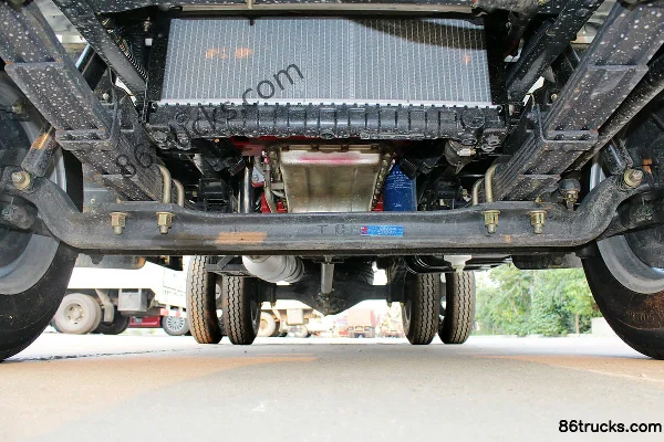 Dongfeng Duolika D5 68hp 4X2(6 wheels) 3.4m single-row flatbed light truck Chassis (1) | 86Trucks