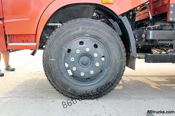 Dongfeng Duolika M 136hp 4X2(6 wheels) 5.8m crew-cab flatbed cargo truck Chassis (3) | 86Trucks
