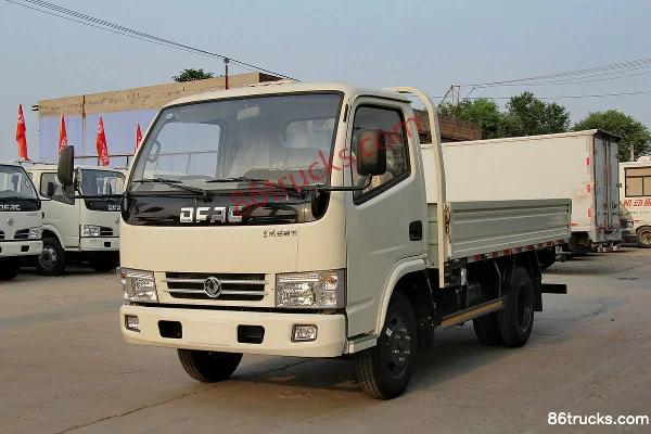 Dongfeng Duolika D5 68 hp 4X2(6 wheels) 3.5m Single Row Flatbed Light Truck Exterior (3) | 86Trucks