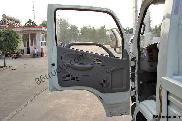 Dongfeng Duolika D5 68 hp 4X2(6 wheels) 3.5m Single Row Flatbed Light Truck Cab (2) | 86Trucks
