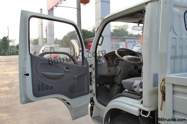 Dongfeng Duolika D5 68 hp 4X2(6 wheels) 3.5m Single Row Flatbed Light Truck Cab (1) | 86Trucks