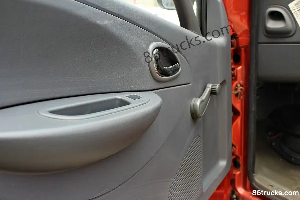 Dongfeng Duolika D7 129hp 4X2(6 wheels) 5.1m single-row flatbed light truck Cab (2) | 86Trucks
