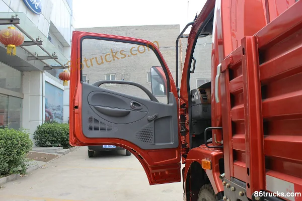 Dongfeng Duolika D7 129hp 4X2(6 wheels) 5.1m single-row flatbed light truck Cab (1) | 86Trucks