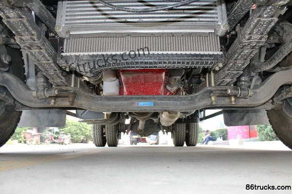 Dongfeng Duolika D7 129hp 4X2(6 wheels) 5.1m single-row flatbed light truck Chassis (1) | 86Trucks