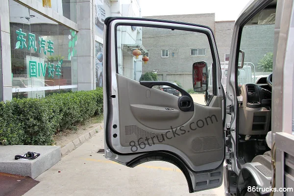 Dongfeng Kaipute N280 116hp 4X2(6 wheels) 4.13m single-row flatbed light truck Cab (2) | 86Trucks