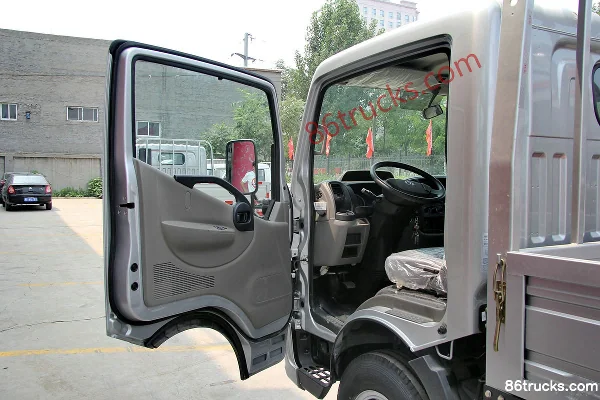 Dongfeng Kaipute N280 116hp 4X2(6 wheels) 4.13m single-row flatbed light truck Cab (1) | 86Trucks