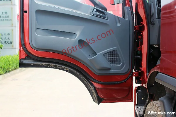 Yuejin Chaoyue C500-52 180hp 4X2(6 wheels) 6.685m semi-panel flatbed cargo truck Cab (3) | 86Trucks