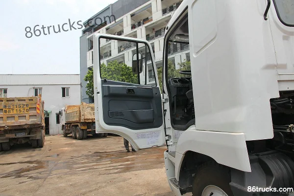 Hualing Star 160 hp 4X2(6 wheels) Powder Material Truck Chassis Cab (1) | 86Trucks
