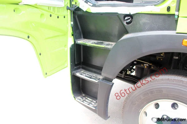 Sinotruk HOWO T7H Heavy Truck 440hp 4X2(6 wheels) Tractor Truck Cab (2) | 86Trucks