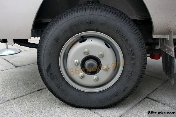 Dongfeng Xiaobawang V 82 ch 4X2(6 roues) plateau 3,3 m monoplace Châssis (3) | 86Trucks