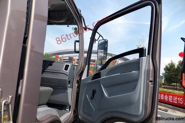 Sinotruk HOWO Hanjiang 102hp 4X2(6 wheels) 4.2m Single Row Stake Light Truck Cab (1) | 86Trucks